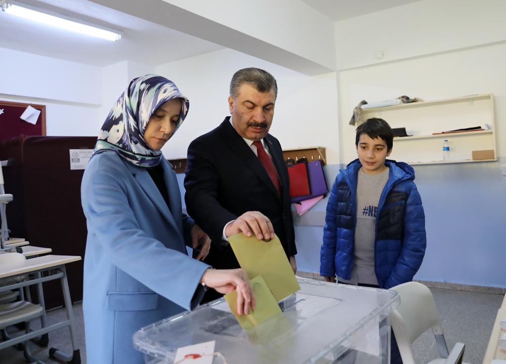 TCBakanlarTweet's tweet photo. RT drfahrettinkoca: Üsküdar Saffet Çebi Ortaokulu’nda oyumuzu kullandık. Seçimlerin vatanımıza, milletimize hayırlı olmasını diliyorum. https://t.co/bPLeVWEKPQ