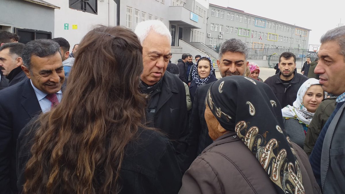 Beybahçe Mahallesinde bulunan Şehit Ersin Yıldırım Ortaokulunu ziyaret ederek oy kullanan seçmenlerimiz ile sohbet ettik.#şehrinesahipçık #4mevsimgaziantep #gaziantep #gaziantepbelediyesi #dsp #demokratiksolparti #kadın #genç #çocuk #yaşlı #engelli #vatandaş #ikincibahar