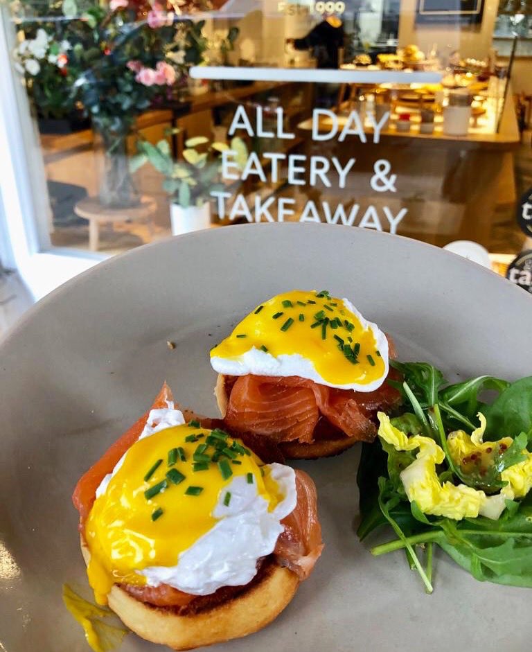 One hour less in bed but one hour closer to this for #brunch 👆🏼😝 Poached eggs, smoked salmon, hollandaise sauce on home-made toasted pogacha