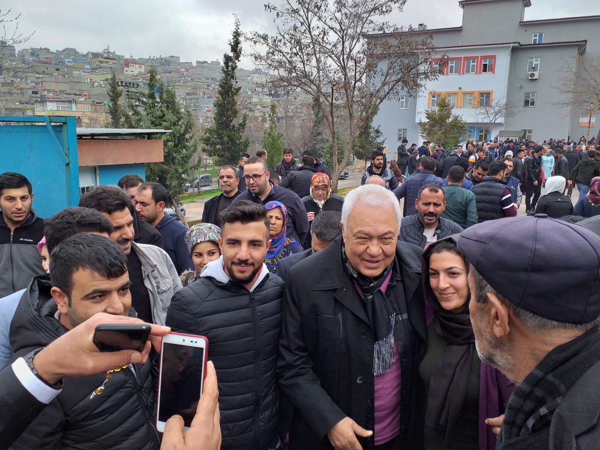 Güzelvadi Mahallesinde Güzelvadi Ortaokulunda oy kullanmaya gelen vatandaşlarımız ile sohbet ettik. Yoğun ilgilerinden dolayı teşekkür ederiz. 1 Nisan sabahı güzel bir Gaziantep sabahına uyanacağız.#şehrinesahipçık #4mevsimgaziantep #dsp