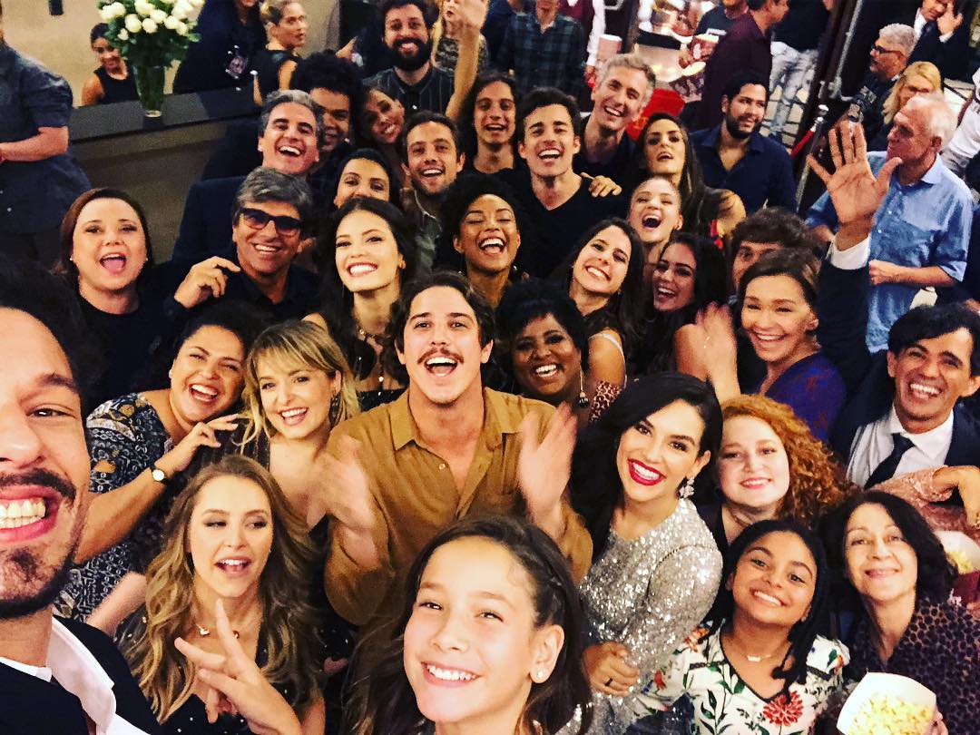Uma palavra? : Gratidão obrigada por tudo o que eu sei!foi vcs que ensinaram..eu amo vcs cadê um de vcs ! Não estou me despedindo de ninguém mas é só uma forma de agradecimento por tudo amo vcs 💖💖💖