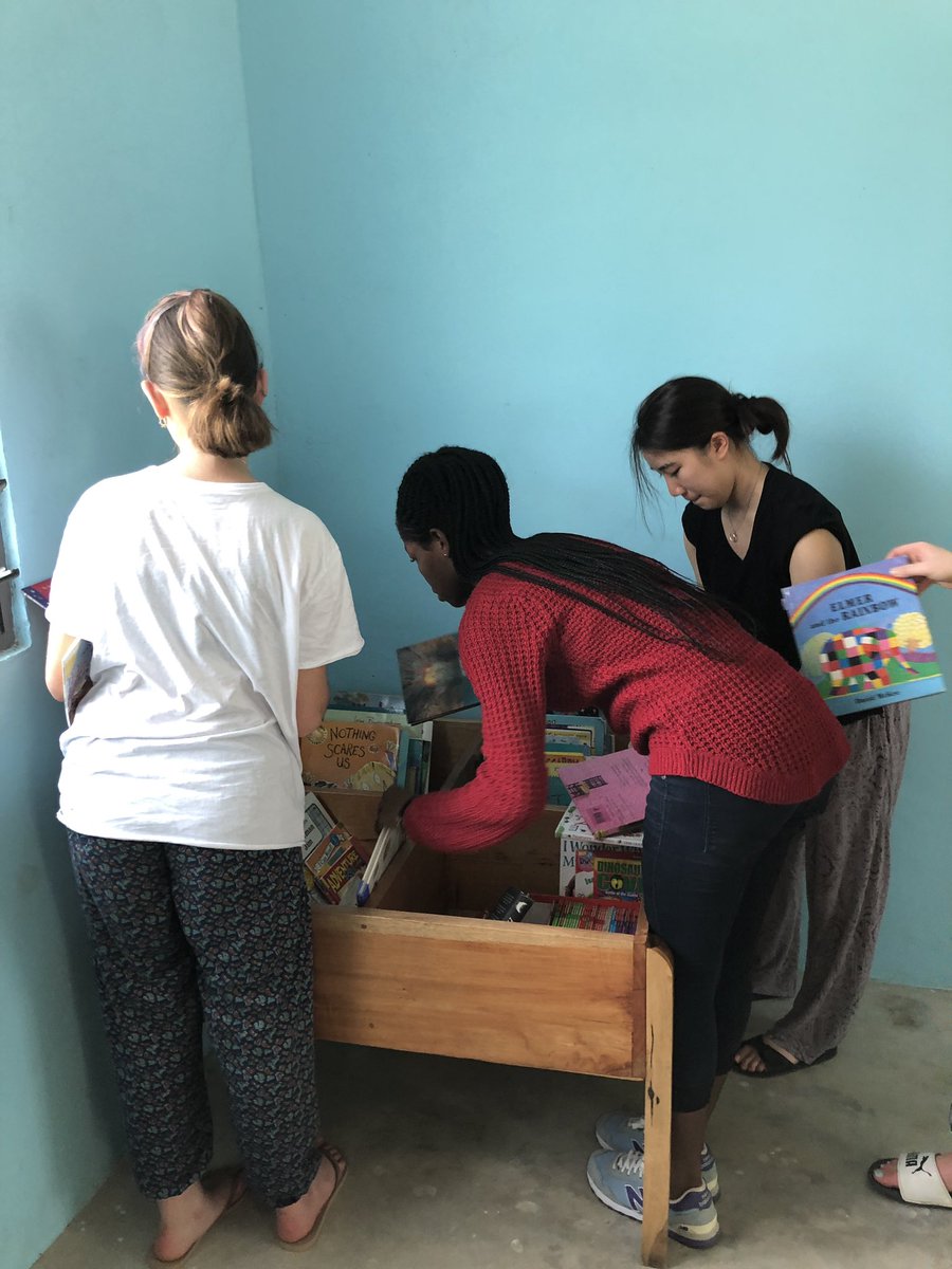 eduspots's tweet photo. The Ekoso library started to come together yesterday with local volunteers working together with Ghanaian students from @acitygh and pupils from @sevenoaksschool in the UK! #collaboration #teamwork #dreamreadlead https://t.co/bIYvmZ2lFI
