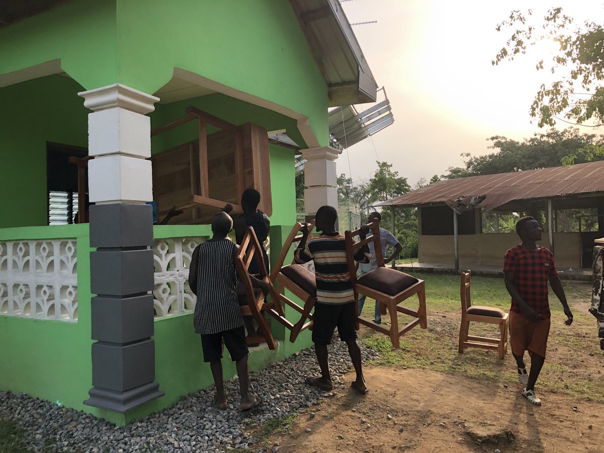 eduspots's tweet photo. The Ekoso library started to come together yesterday with local volunteers working together with Ghanaian students from @acitygh and pupils from @sevenoaksschool in the UK! #collaboration #teamwork #dreamreadlead https://t.co/bIYvmZ2lFI