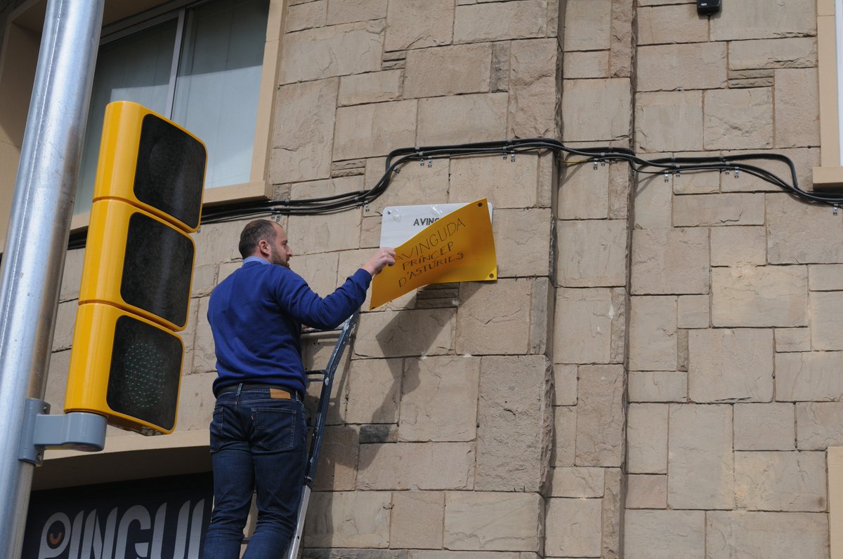 RieradeCassoles's tweet photo. !! Ja tenim aquí la #RieraDeCassoles !!. Ho hem aconseguit. Moment de destapar la placa. 
Ha estat un llarg camí, fet gràcies a molta gent i molts esforços, moltes gràcies, moltíssimes gràcies a tots i totes, i ara a gaudir-ne 🎉🎈🍾🎂🥂 https://t.co/uBmuUlVtCk