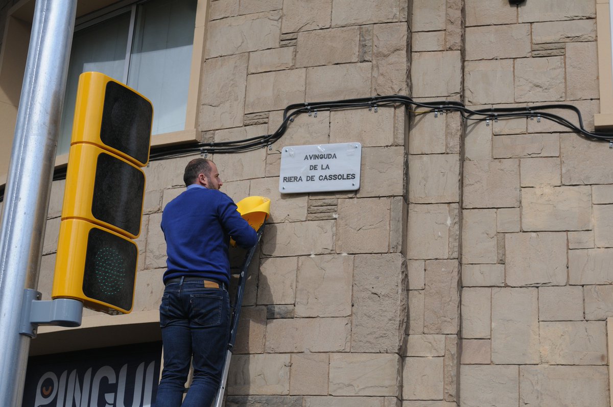 RieradeCassoles's tweet photo. !! Ja tenim aquí la #RieraDeCassoles !!. Ho hem aconseguit. Moment de destapar la placa. 
Ha estat un llarg camí, fet gràcies a molta gent i molts esforços, moltes gràcies, moltíssimes gràcies a tots i totes, i ara a gaudir-ne 🎉🎈🍾🎂🥂 https://t.co/uBmuUlVtCk