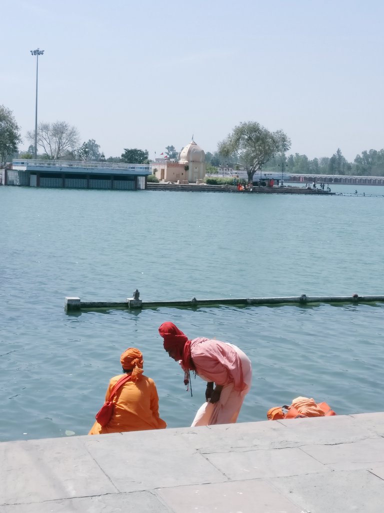 One yogi talking to another... probably asking: "Tell me who is a better ruler as per shastras? The one who works with निष्काम भाव for the people or the one who boasts of dynasty?'