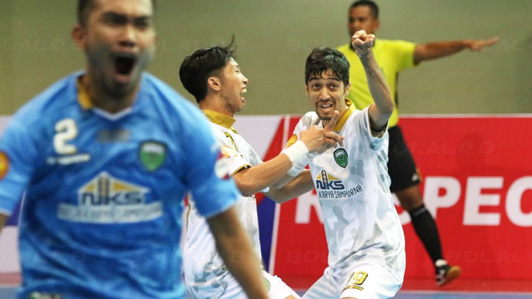 futsal1958's tweet photo. Indonesia: Vamos achieves the "three-peat"

Vamos Mataram 6-5 Black Steel Manokwari

That's a record 3 consecutive titles for Vamos Mataram. Nandi Sukmana hit the winner, a penalty in the last minute, after Manokwari had equalized on a power play.
https://t.co/VgMtZHDrlH https://t.co/MsWyB8426C