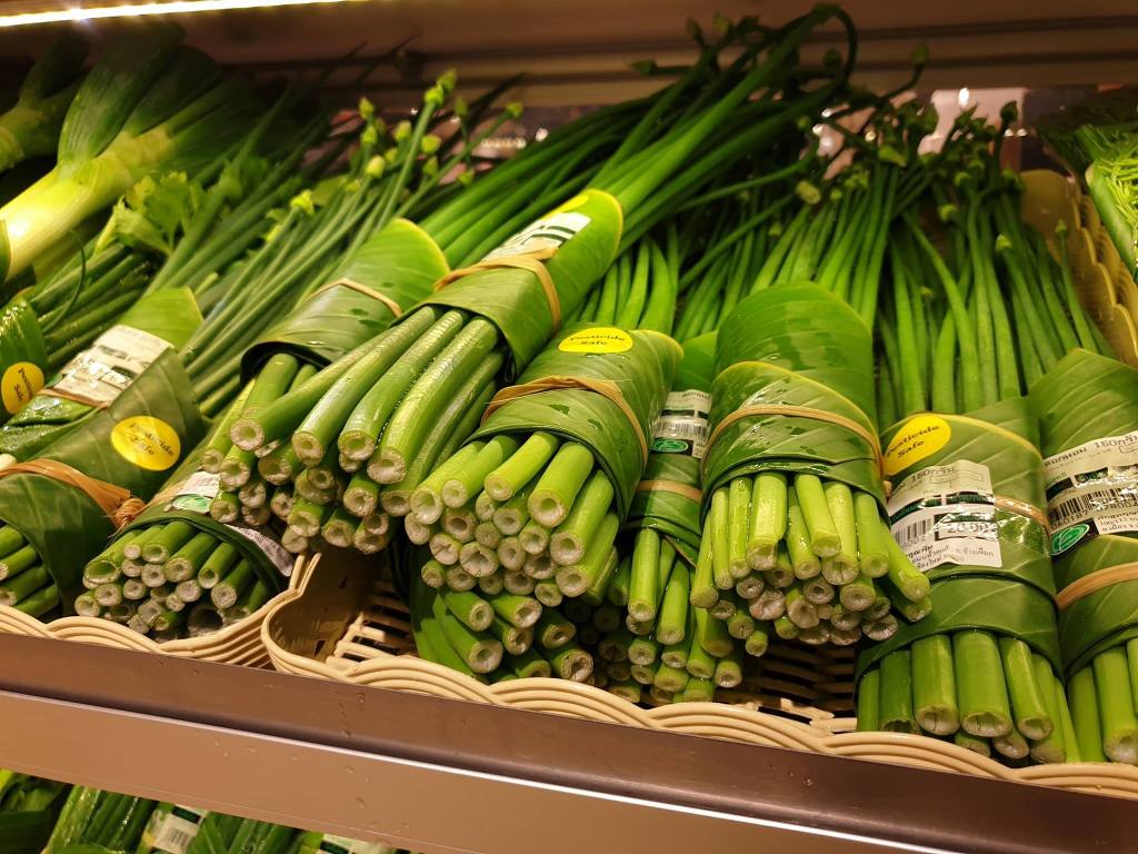 Thai supermarket uses banana leaf packaging to eliminate use of plastic lifeandsoulmagazine.com/2019/03/31/tha…