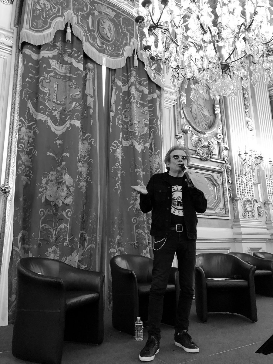 HarperCollinsFR's tweet photo. Ce matin, dictée Rock avec Philippe Manœuvre à Quais du Polar #Rock #QuaisduPolar #PhilippeManœuvre #Philman #HarperCollinsFrance https://t.co/ZZp22yLUsa