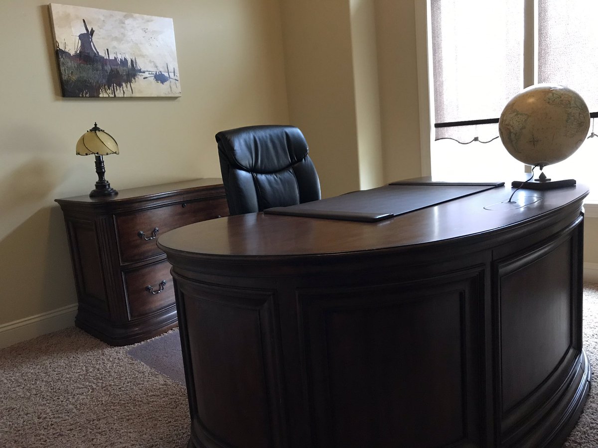 MAJewell_author's tweet photo. Happy Sunday! I’m up to write few words before we vacate the house for home shoppers. It will be weird to put my laptop( hidden in the closet) on this foreign desk. #AmWriting #5AMWritersClub #fakehouse https://t.co/O0U27vz5R5