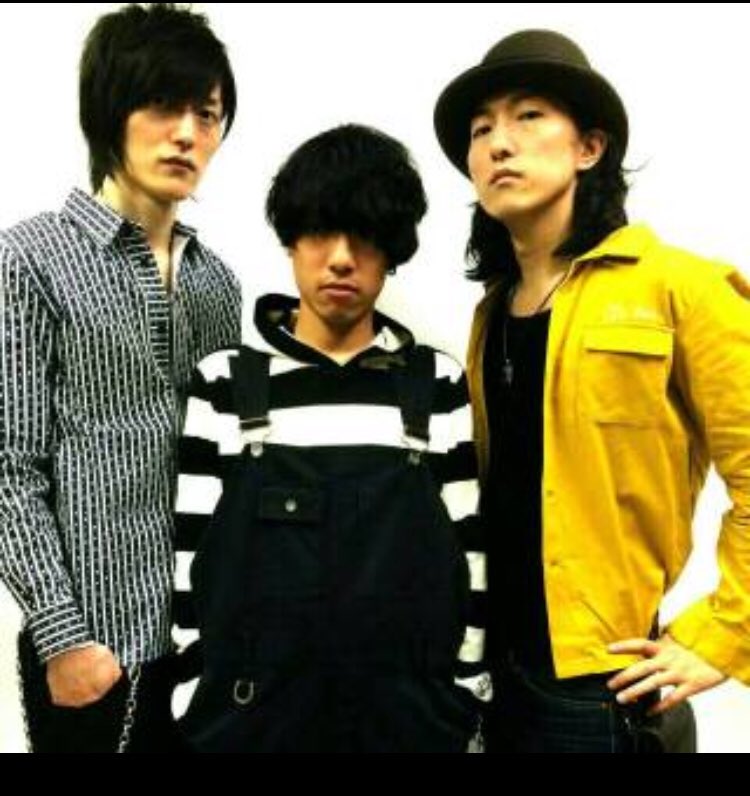 eight_choices's tweet photo. 【4月はスリーマン！】
8choices、新年度最初のステージは50分！
「もっと見たい」と思ってくれたアナタも！
ぜひライブハウスで会いましょう。

前売チケットはDMで連絡待ってます。

◆04/28(日) Taste Of MiVK@新宿livefreak 
前売¥2500/当日¥3000
開場18:30/開始19:00 
MiVK / 8choices / UPANSAD https://t.co/wxvXjKN3u6