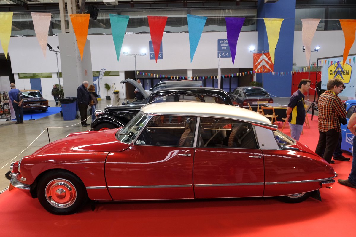 fargahospitalet's tweet photo. 🚗 En marxa la jornada de diumenge de #RetroMotor a #LaFargaLH.

Obert fins les 19 h. https://t.co/v1QVAPgnpn