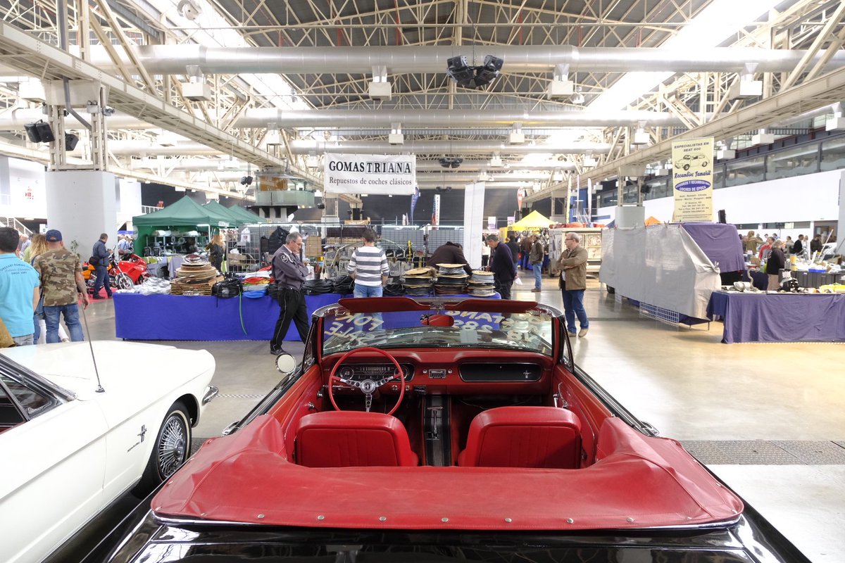 fargahospitalet's tweet photo. 🚗 En marxa la jornada de diumenge de #RetroMotor a #LaFargaLH.

Obert fins les 19 h. https://t.co/v1QVAPgnpn