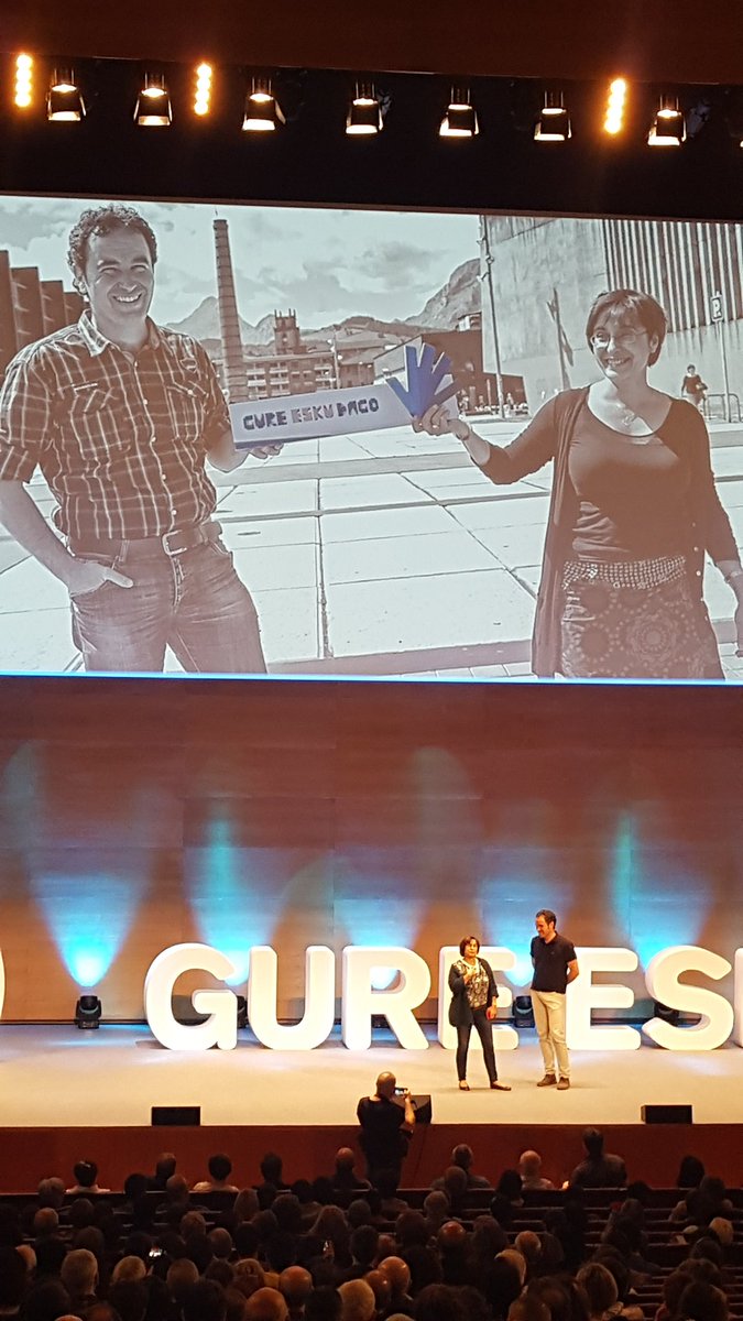 Merezitako txalozaparrada, ezinezko zirudien hainbat gauza posible egiten buru belarri ibili diren <a href="/ZelaiNikolasEzk/">Zelai Nikolas</a> eta Angel Oiarbideri
#EginDezagunPosible