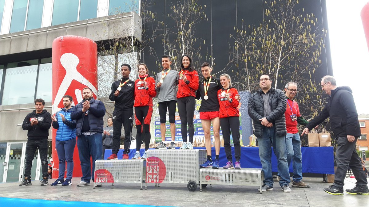 Entrega de premis dels primers classificats en categoria femenina i masculina del Campionat d'Espanya de Mitja Marató #SantCugat <a href="/atletismoRFEA/">atletismoRFEA</a>