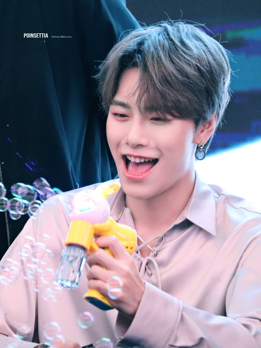 Poinsettia787's tweet photo. 190331 JBJ95 고양 스타필드 팬사인회
댕규니의 미모는 쉼이 없지💙💛
#JBJ95 #상균 #김상균 #AWAKE https://t.co/bmqTbZWr8Q
