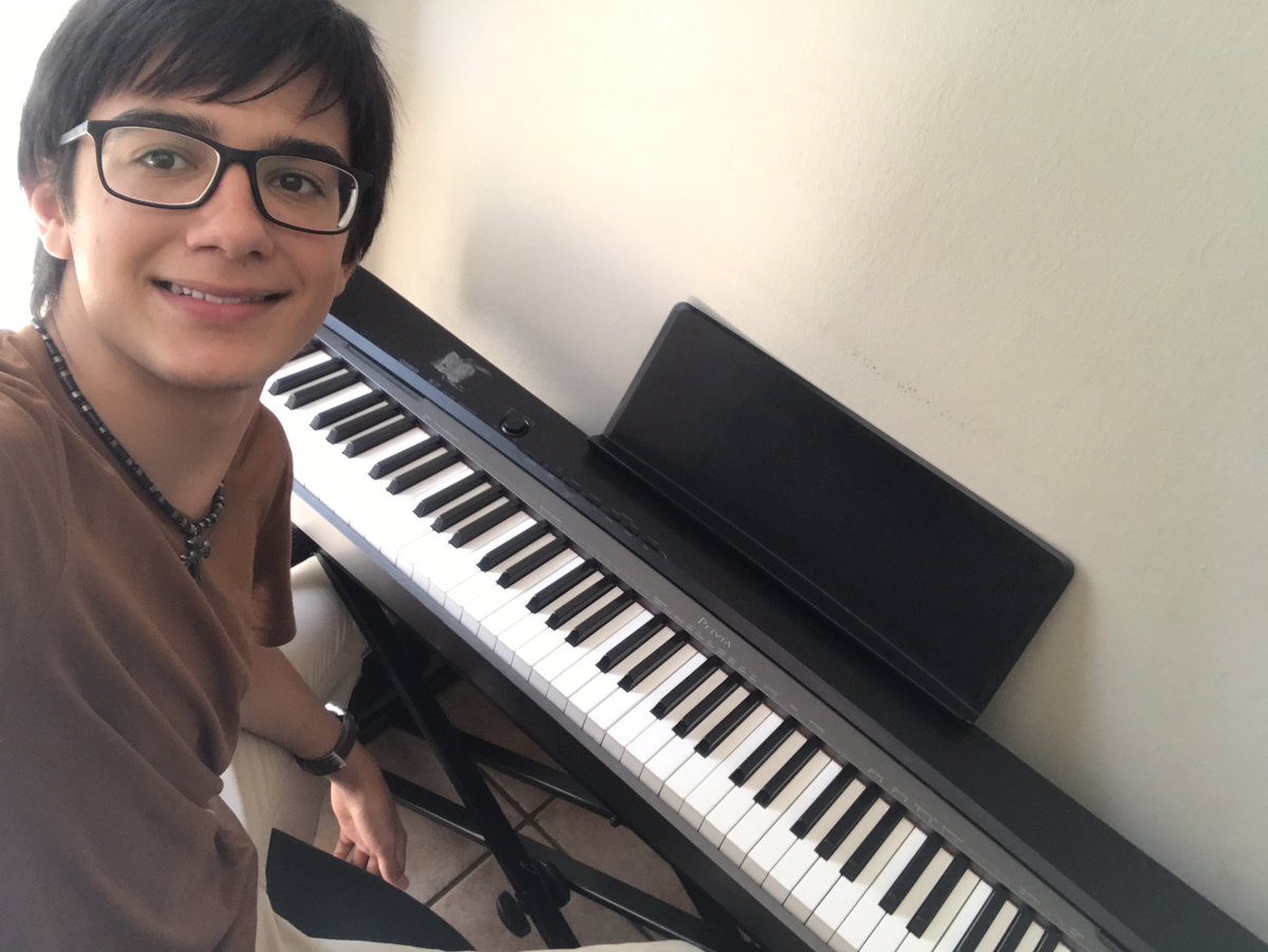 HennoWilliam's tweet image. Writing new tunes 📝 #CreatingMusic #Songwriting