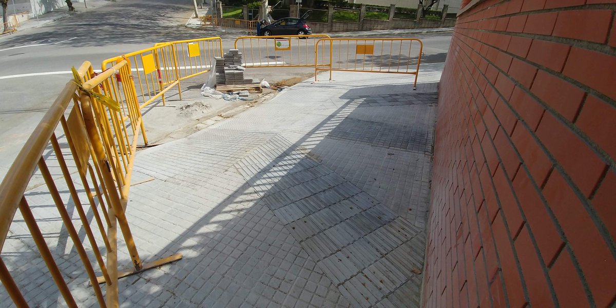 alex_dum's tweet photo. @santjustcat @Helena_Verdoy @joanbasaganyas @portapruna @AAVVMasLluiStJt @ismacuevas @B1B2B3_ @ONCE_oficial Fa 4 setm. tot indicava q les marques no seguirien la direcció correcta, veient on s'havia aixecat la vorera per canviar el paviment. A la 2a fotografia (d'ahir) sembla q les marques indiquen la direcció correcta i q s'ha corregit la part central. Ara si sembla correcte. https://t.co/hMqyMIAXrh