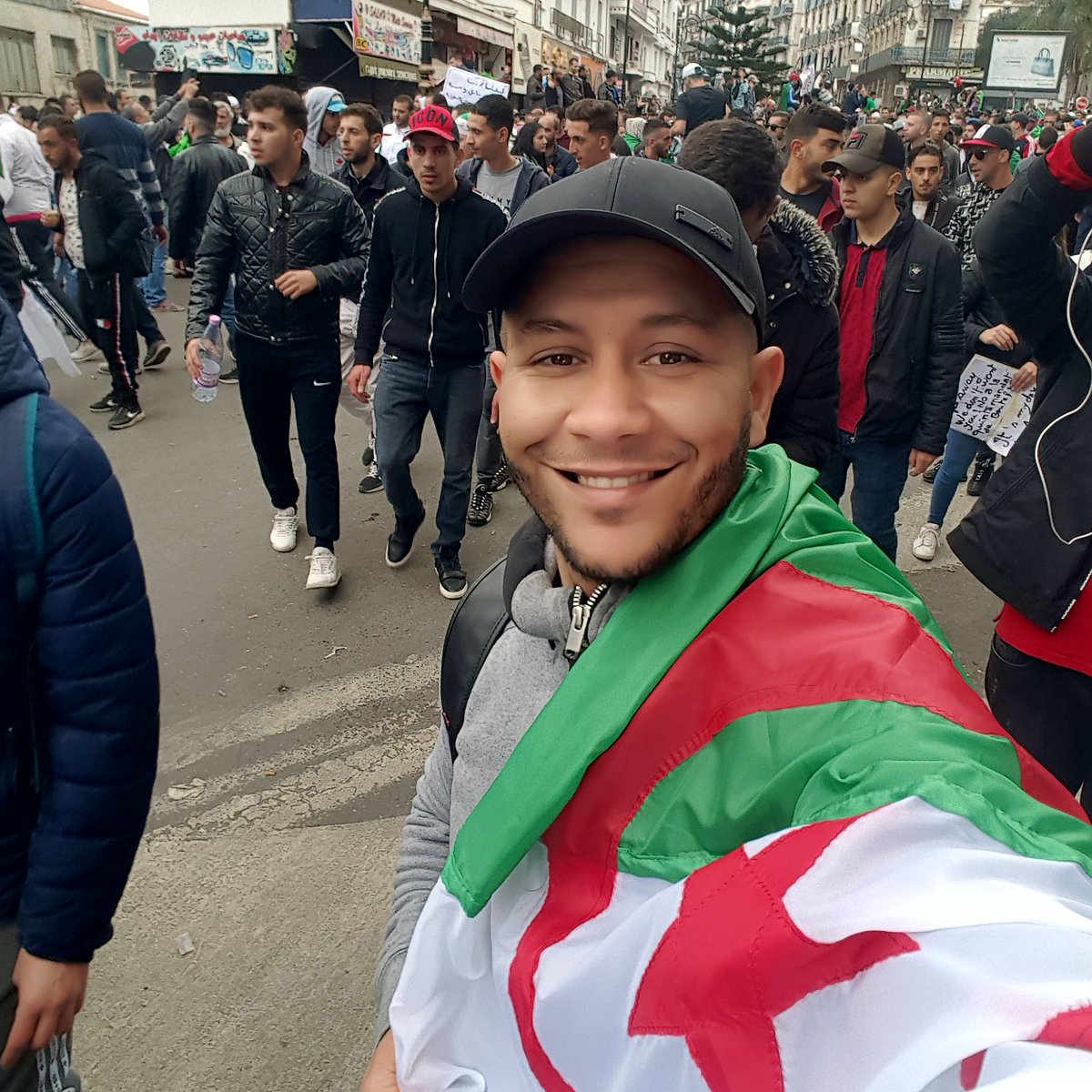 パリでアルジェリア系フランス人が性的マイノリティを集団で囲って暴力を振るう場面が映し出される Togetter