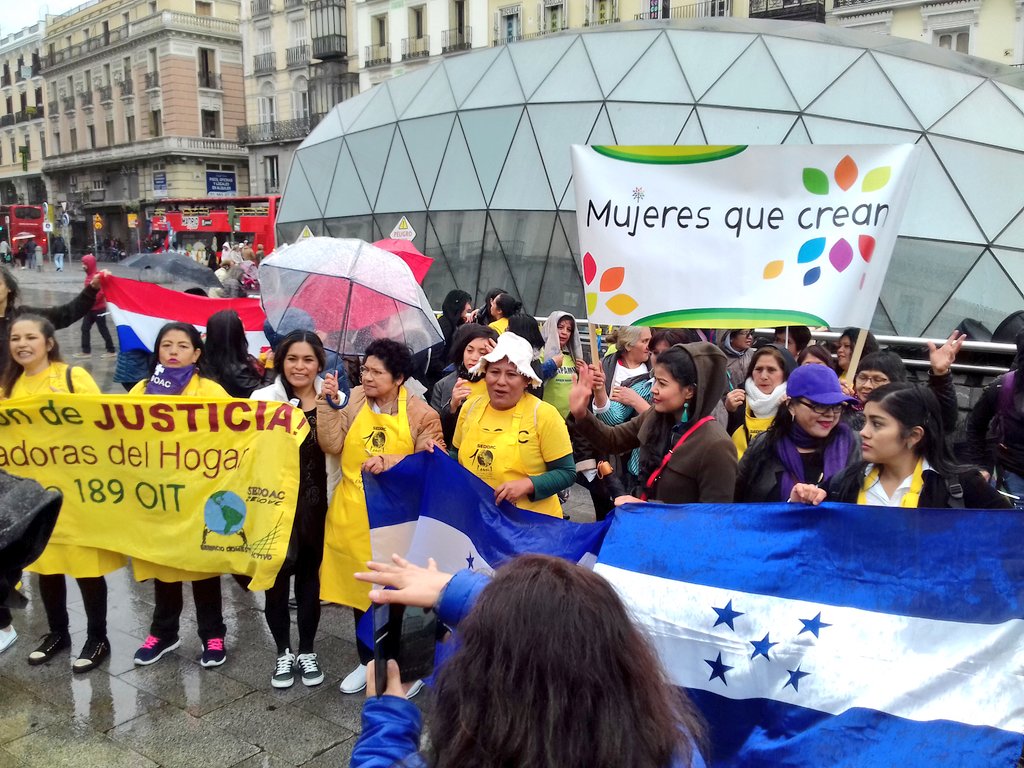 AlvaroGN_'s tweet photo. La lluvia no apaga las ganas de luchar por una igualdad real de derechos #FinTrabajoEsclavo #EmpleoHogarDigno #RacismoInstitucional #RatificacionC189OIT https://t.co/LbAesilEOO