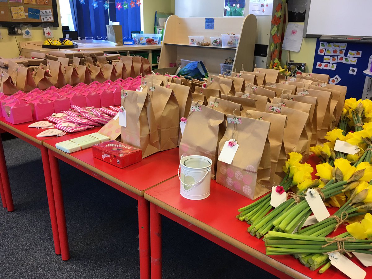 *********************************Mums please leave the room for this tweet.
*********************************
We are falling over ourselves in the @luntsheathPTA shop buying #MothersDaySurprise gifts this afternoon. 😍

A truly eggcellent effort. 💐
Thank you for your support. 💚
