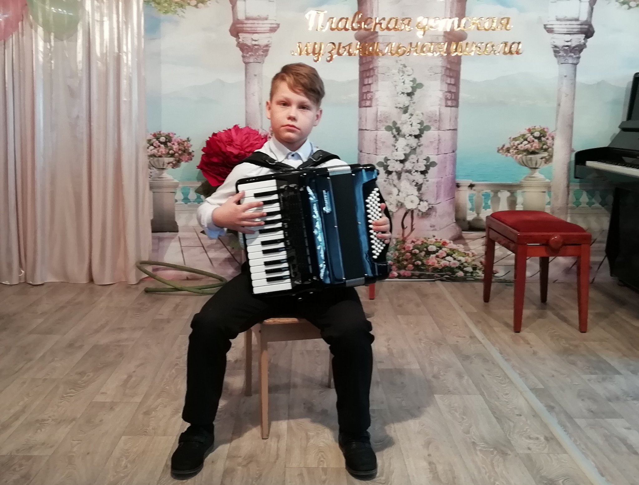 счастливые дети с музыкальными инструментами. фед концерт. методика обучения игре на фортепиано. сколько длится музыкальная школа. игра на виолончели.