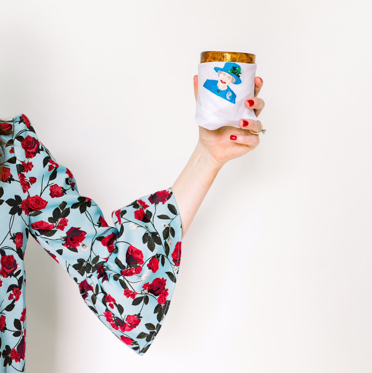 Queen Bee 👑 🐝// shoplettermade.com/cocktail-napki…  #iconcollection #linen #embroidered #queenelizabeth #royalfamily // 📸 @laceyirvinglifestyle