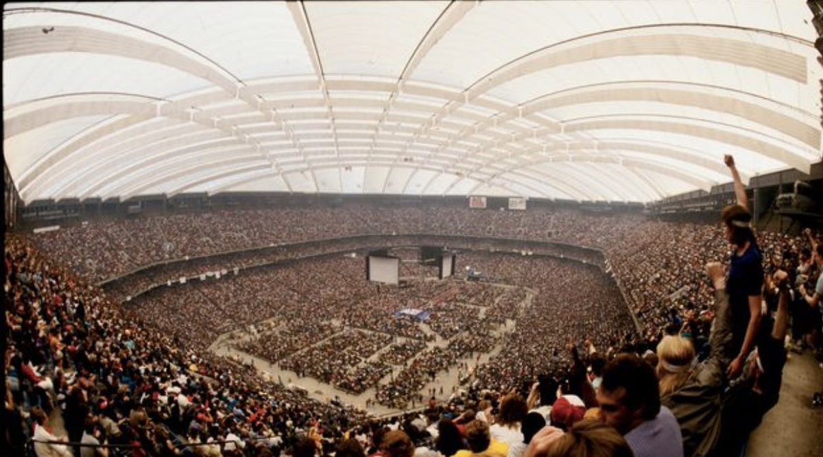 darrenrovell's tweet image. 32 Years Ago Today: @HulkHogan body slams Andre The Giant in Wrestlemania III in what is arguably the greatest day in WWF history, in front of 93,000 at the Pontiac Silverdome.