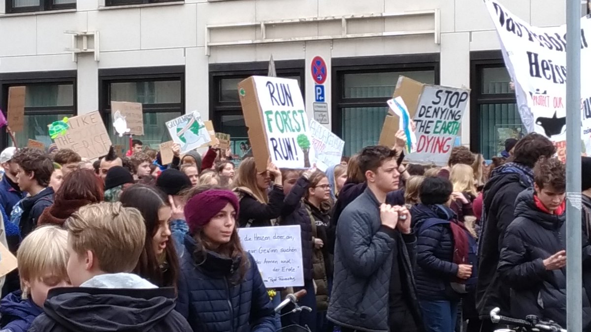 FoejDirk's tweet photo. ...informiere mich auf der Demo #FridaysForFuture #FFF Berlin über die Bewegung. #Jugend braucht eine Stimme und hat eine Stimme. Hieraus kann ein starker Prozess für nachhaltige Entwicklung entstehen, wenn #Politik das endlich positiv aufgegreift! das ist eine Chance...tut was! https://t.co/zu3uJpHeTk