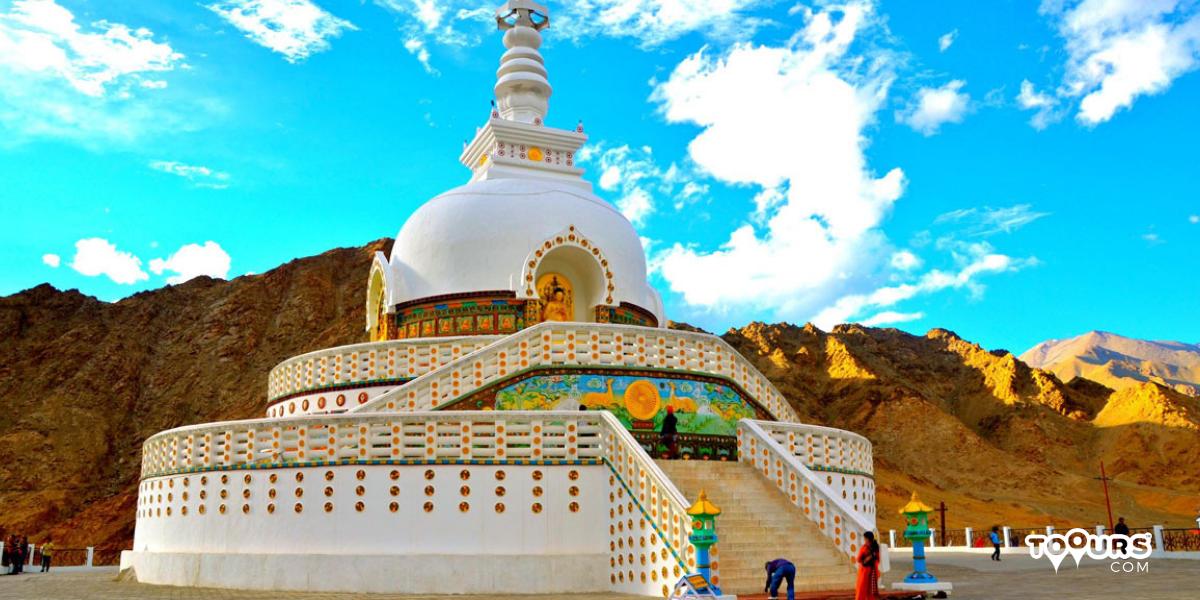 toours_com's tweet photo. Shanti Stupa is a Buddhist white-domed stupa on a hilltop in Chanspa, Leh district, Ladakh, in the north Indian state of Jammu and Kashmir. It was built #meditation #Peace #nature #pokhara #travel https://t.co/dFJjvuQ8wL