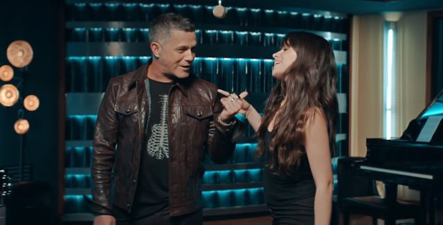 Los40's tweet photo. .@AlejandroSanz  y @Camila_Cabello  : es un canto al amor en todas sus formas 🎼https://t.co/rxoffOMyzL https://t.co/DrN3LAdRuC
