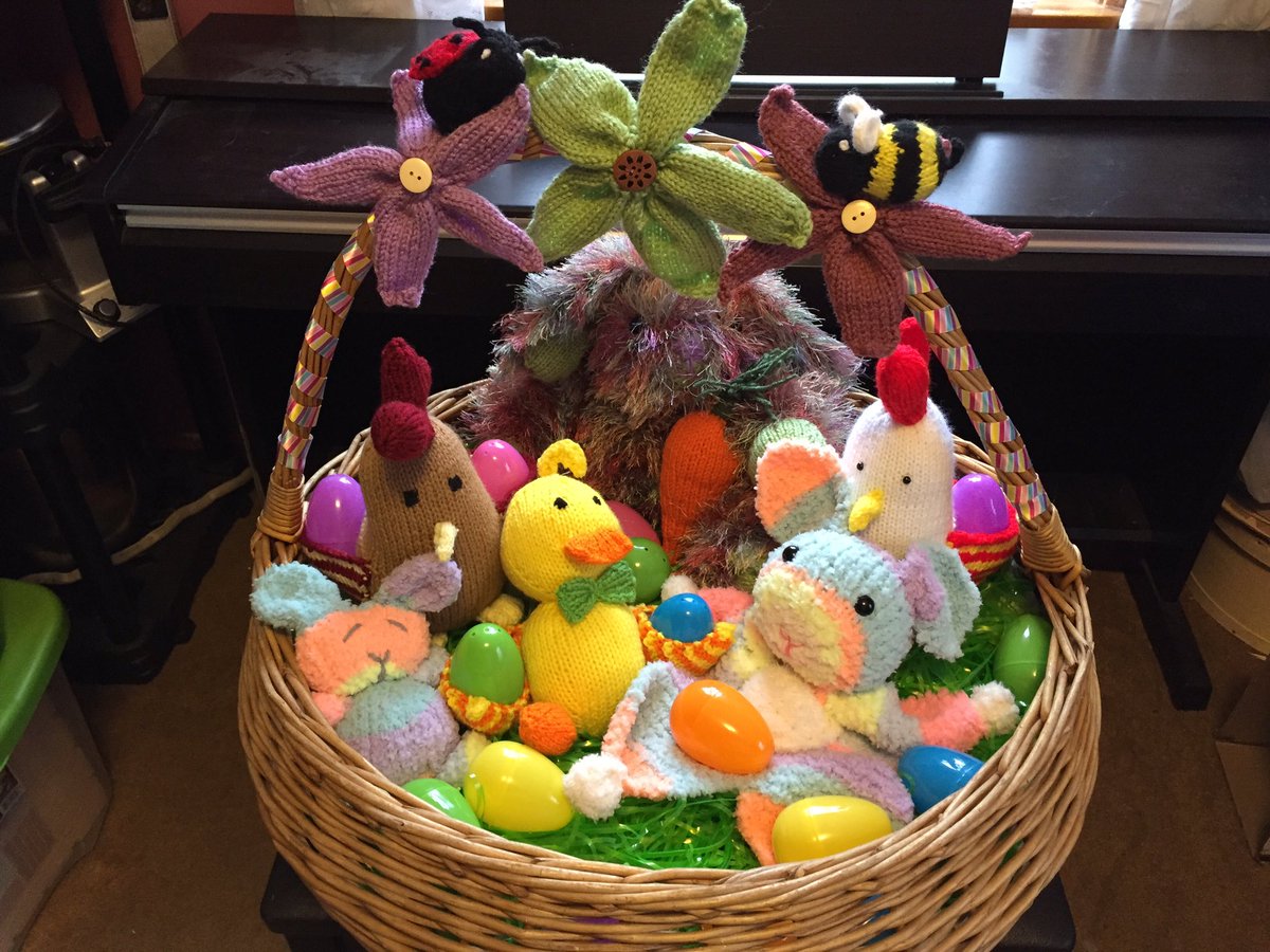Easter basket for donation.  #Easter #knit #knitting #knittersofinstagram #knittoys #knitbunny #kniteaster #donation #fundraiser #twitterknits #twitknits #gaylaknits
