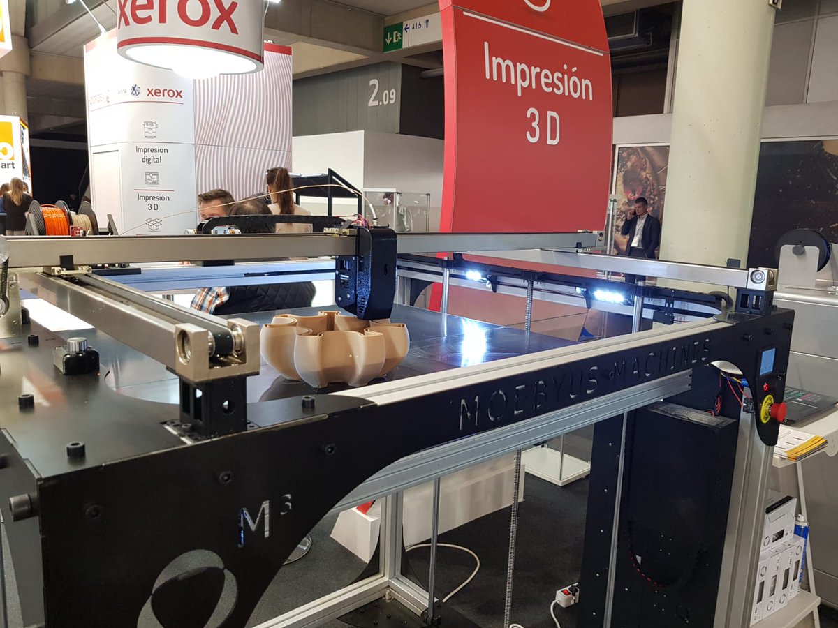 moebyusmachines's tweet photo. La #Impresora3d M3 ha sido la reina de #graphispag2019
Alcanza un metro cúbico de #impresión3D
📢 Sólo hasta hoy 👉5% DESCUENTO‼️
Conoce sus caracterísitcas 👉https://t.co/biPozWkefO
#arquitectura #3dprinting #Industria40 #Ingenieria #fabricacion_aditiva #Tecnologia #cultura3d https://t.co/eRhhj1UdPS