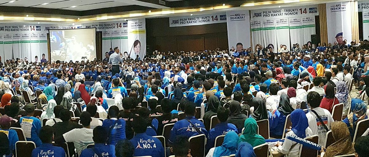 Hari ini Partai Demokrat dipimpin AHY kampanye tertutup dialogis di dapil Sumedang Jawa Barat. Partai Demokrat ingin para caleg di barbagai Dapil sukaes dan Prabowo-Sandi Menang.