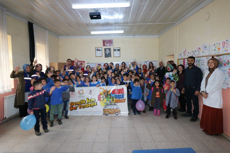 Amasya Gençlik Merkezi ve Amasya Gençlik ve Spor Kulübü işbirliği ile hayata geçen Gençlik ve Spor Bakanlığı Gençlik Projeleri Destek Programı Kapsamında hibe edilen, #GençlikİçinHerYerdeyiz Mobil Gençlik Merkezi projemizin 9. durağı Merzifon Muşruf İlkokulu oldu.