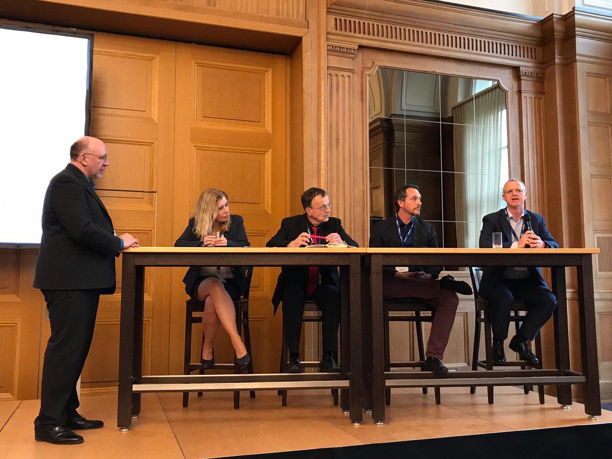 InterSystems_DE's tweet photo. Panel #LifeSciencemeetsdigital mit @sabinebonneck #InDIG @samsunghealth @mdoc_gmbh Wie lassen sich Gesunde zur Teilnahme an Gesundheitsplattformen motivieren? Incentivieren, Kulturwandel fördern; ergänzend -> für Vernetzung + Akzeptanz interoperable Plattformen für Patientendaten https://t.co/Ty4WHtyZKS