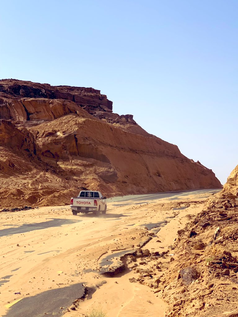 hamadarjany's tweet photo. السيول تجرف الطريق الرئيسي بين #يدمة و #نحران مهددة ارواح سالكين الطريق و فرع وزارة النقل بنجران لم يحرك ساكناً و لم يقوم بصيانة الطريق و إزالة الحجارة و الأتربة التي جرفتها السيول كما ان الطريق لا يوجد به سياج منذ إنشاء الطريق قبل ٣ سنوات @SaudiTransport @yadam077 https://t.co/HaGXej7i98