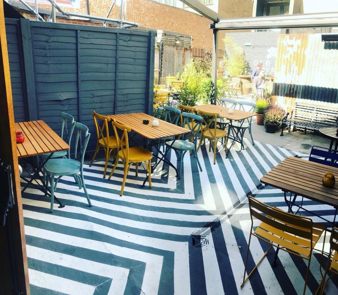 The sun is out this week, the beer garden is looking great! 
#londonbeergarden #limehouse #lovelimehouse #londonpubexplorer #thestaroftheeast #londoncourtyard