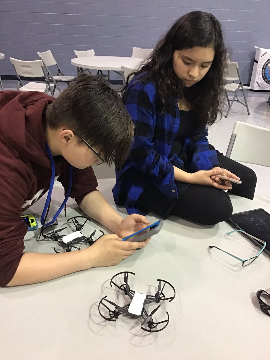 Lbyars2's tweet photo. @lms_robotics members + drones = best way to spend a Thursday afternoon @LexingtonMiddle! #CSfun #Lex1codes https://t.co/tPYw4Bixd1
