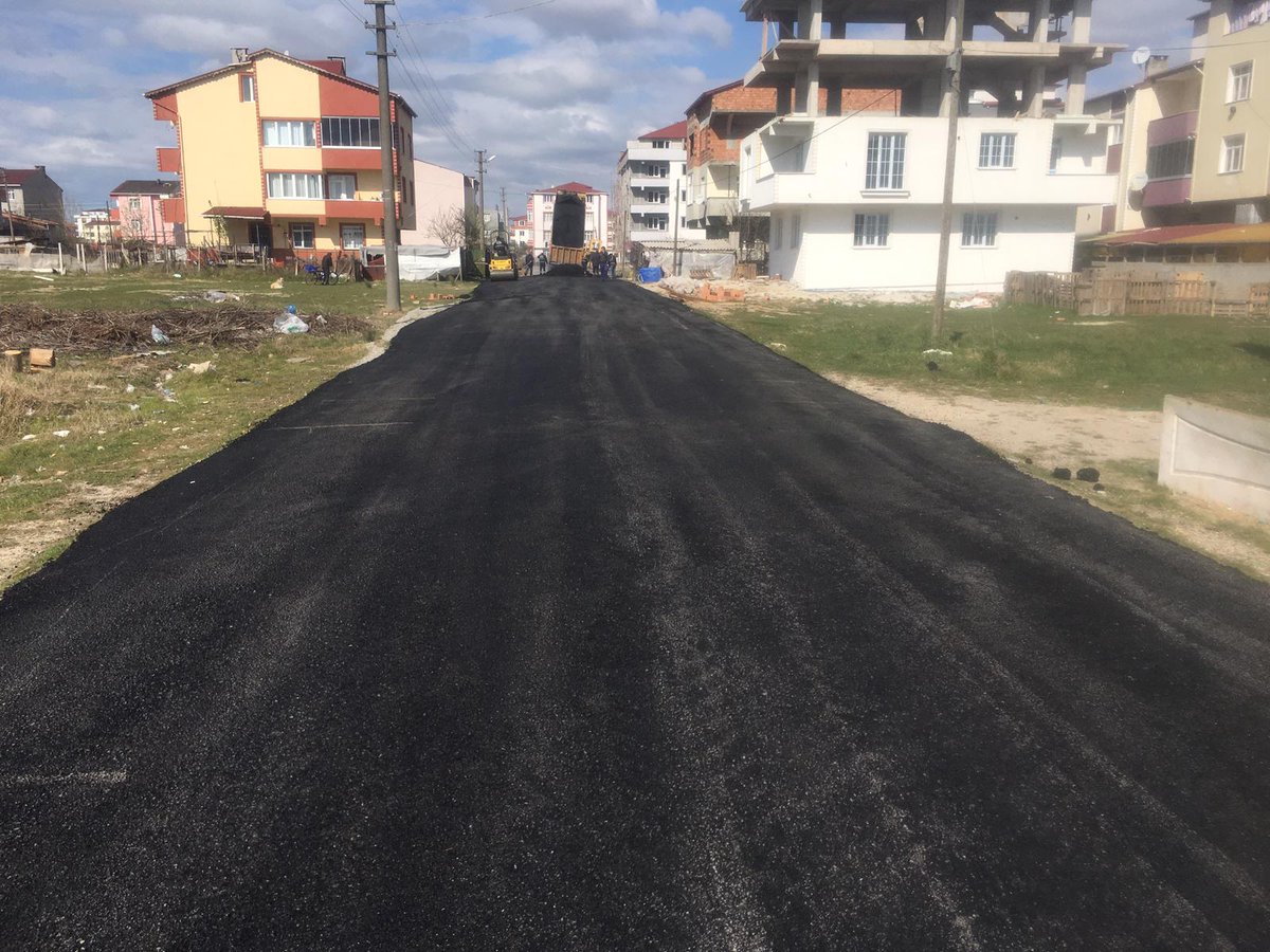 kapaklibld's tweet photo. #Bahçelievler mahallemizde Arzum sokakta sıcak asfalt yol yapım çalışmalarımız aralıksız devam ediyor. Yollarımızı yeniliyoruz.

#Kapaklı #YollarYenileniyor https://t.co/O1ttfUZNQN