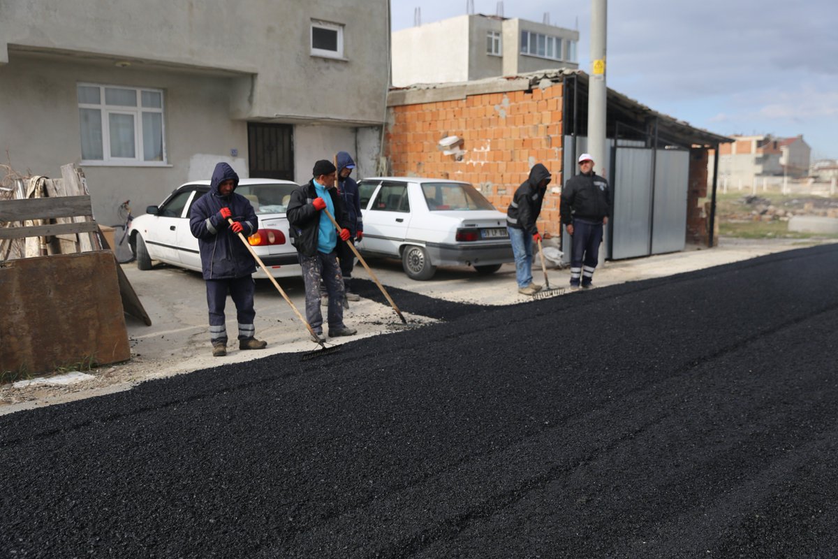 kapaklibld's tweet photo. #Bahçelievler mahallemizde Arzum sokakta sıcak asfalt yol yapım çalışmalarımız aralıksız devam ediyor. Yollarımızı yeniliyoruz.

#Kapaklı #YollarYenileniyor https://t.co/O1ttfUZNQN