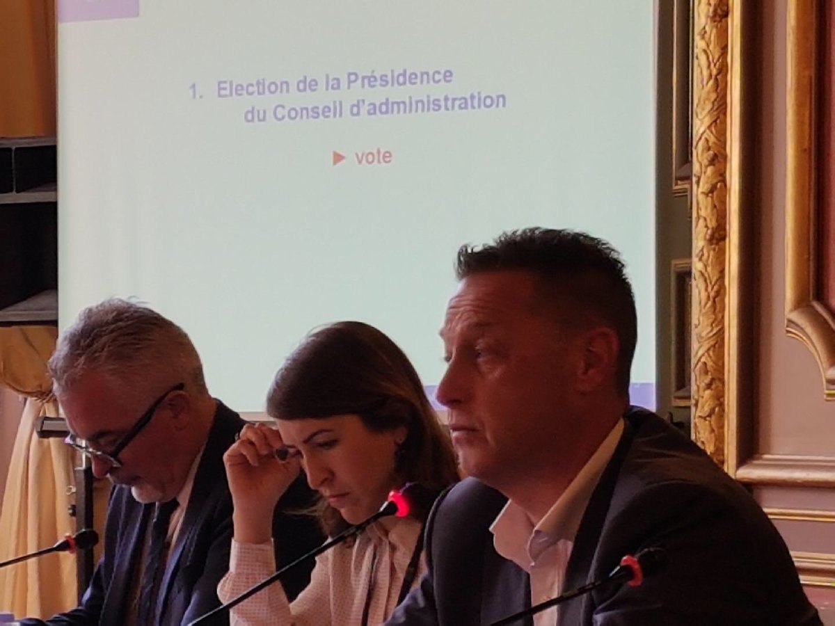 Félicitations à mon binôme <a href="/DidierReault/">Didier Réault 🎖</a> pour sa reélection à la présidence du <a href="/ParcCalanques/">Parc national des Calanques</a> c est la confirmation de la qualité du travail qu il a effectué durant son 1er mandat