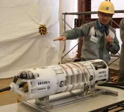 atomic_journal's tweet photo. 日立ＧＥ・ＩＲＩＤ、福島第一１号機原子炉格納容器内部調査に向けボート型装置を開発
　日立ＧＥニュークリア・エナジーと国際廃炉研究開発機構（ＩＲＩＤ）は３月２８日、福島第一原子力発電所１号機の燃料デブリ取り出しに向けて、原子炉格納容器内部・・
https://t.co/7MqNWv2287
#日立GE　#IRID https://t.co/0Nhx5qHqsK
