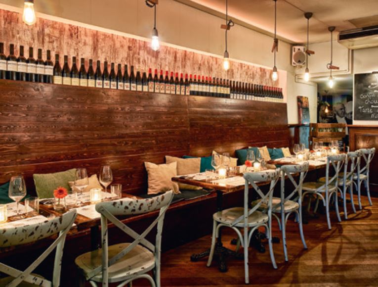 Le Bouchon d’en Face is geïnspireerd door de typisch Lyonnaise bistro’s, die in de Franse hoofdstad van de gastronomie ook wel bouchon worden genoemd. Die inspiratie zie je, voel je en proef je.

>> bit.ly/2TJwHkZ