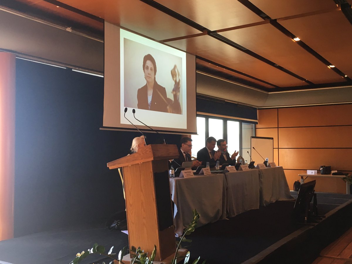 Conf_Batonniers's tweet photo. Journée de travaux dédiée à Nasrine Sotoudeh, avocate iranienne, aujourd’hui à #Ajaccio pour l’AG de la @Conf_Batonniers. Les bâtonniers lui ont adressé en marque de soutien des applaudissements soutenus et invitent le plus grand nombre à signer la pétition du @CNBarreaux https://t.co/x4WgJLI9a0
