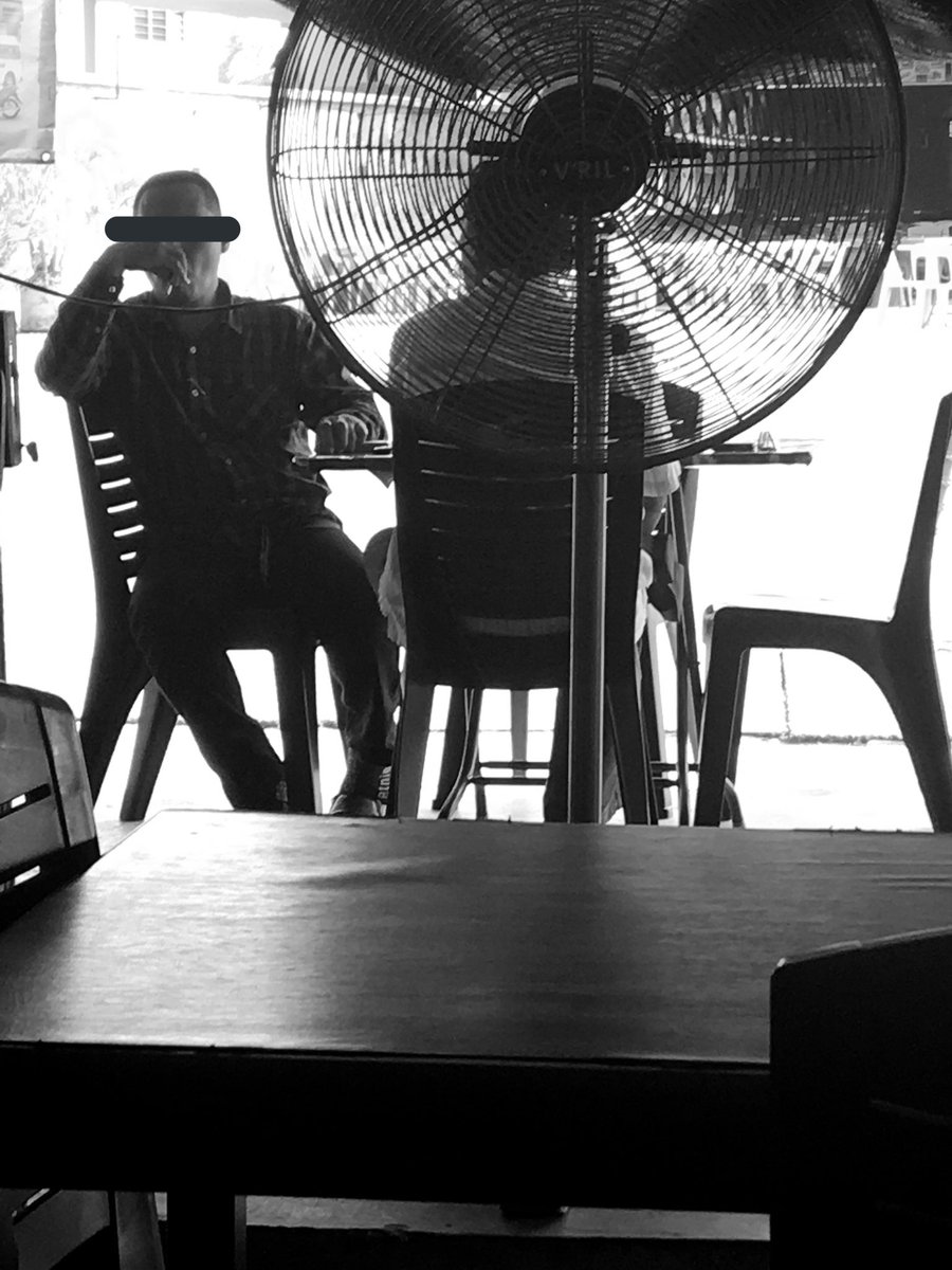 fara_da's tweet image. Ni lg satu bangsat negara..dah terang2 kedai makan..dgn selamba ko  🚬 kt area ni..xde sivik! Klu ya pon “bertimbang rasalah dgn jiran sebelah menyebelah..” #3meter #nosmoking #Malaysia