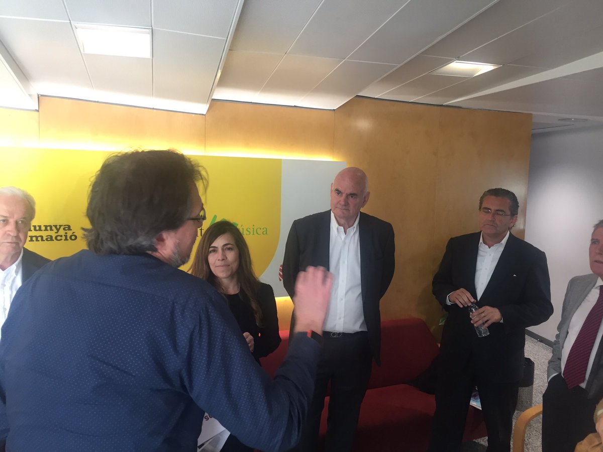 Anem hi!! En deu minuts <a href="/maticatradio/">El matí de Catalunya Ràdio</a> <a href="/AnemPerFeina19/">@AnemPerFeina2019</a> <a href="/Ramon_MasiaM/">Ramon Masia</a> debat <a href="/cambrabcn/">Cambra de Comerç de Barcelona</a> #eleccionscambra2019