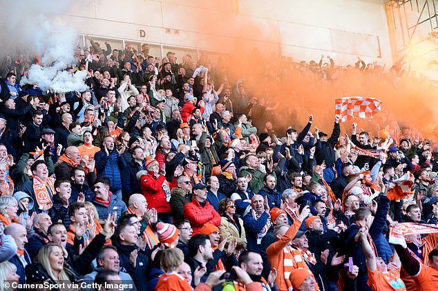 Mini-podcast: Blackpool fans, returning to Bloomfield Road, in their own words. 

audioboom.com/posts/7216532-…