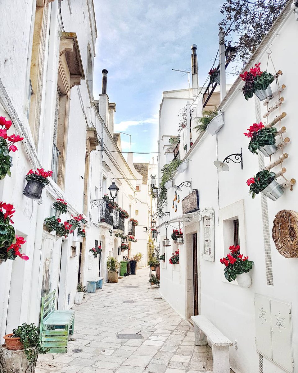 Si respira aria di Primavera tra i vicoli di Locorotondo, non trovate?
#WeAreinPuglia 
📸 @ mieledilavanda