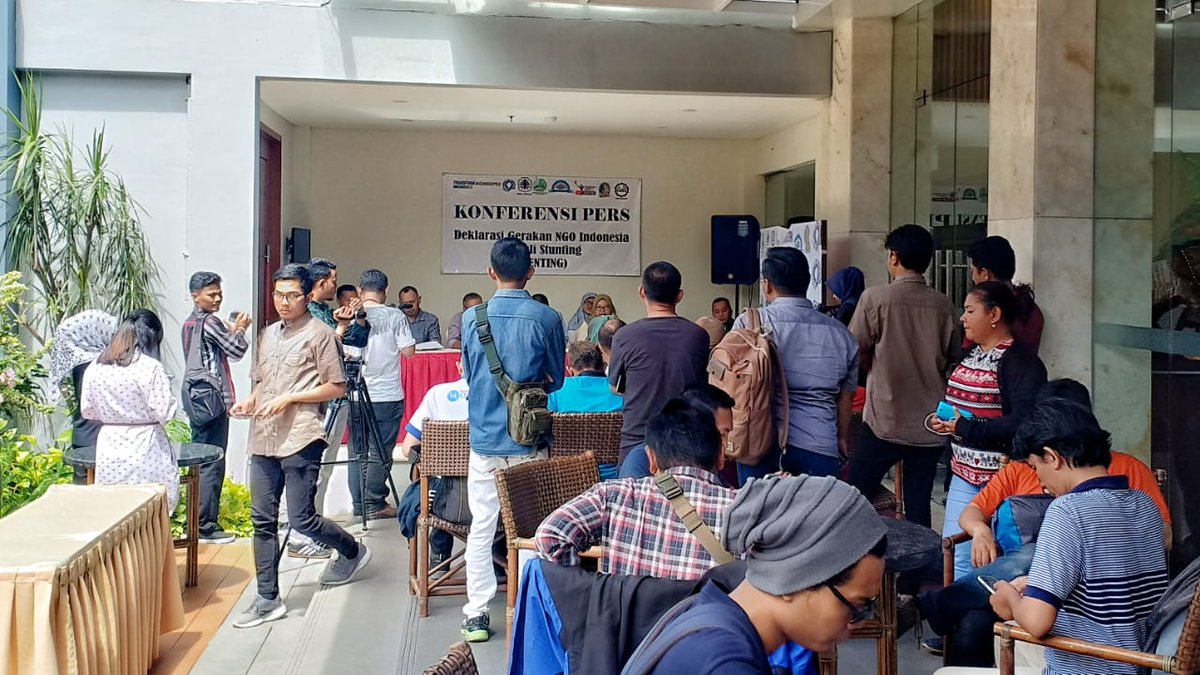 Congratulation for the press conference with national and local media: the Launch of #GENTING (Indonesian NGO Movement on Stunting) today <a href="/HotelEmersia/">EMERSIA Hotel & Resort Bandar Lampung</a> Lampung! #Stunting reduction needs a massive #movement! #V4CP <a href="/SNVIndonesia/">SNV Indonesia</a> <a href="/SNVworld/">SNV - find us on Bluesky as snv.org</a> 

duajurai.co/2019/03/29/kon…